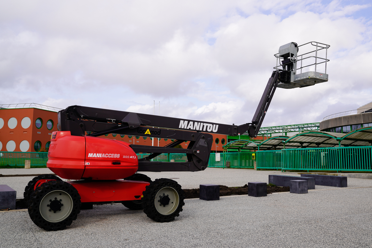 manitou-nacelle-four-wheel-drive-forklift-tractor-telescopic-handler-industrial-rent