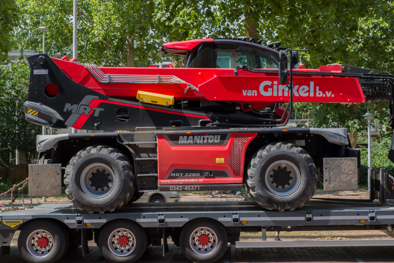 2025-11-05-rotating-manitou-telehandlers-2